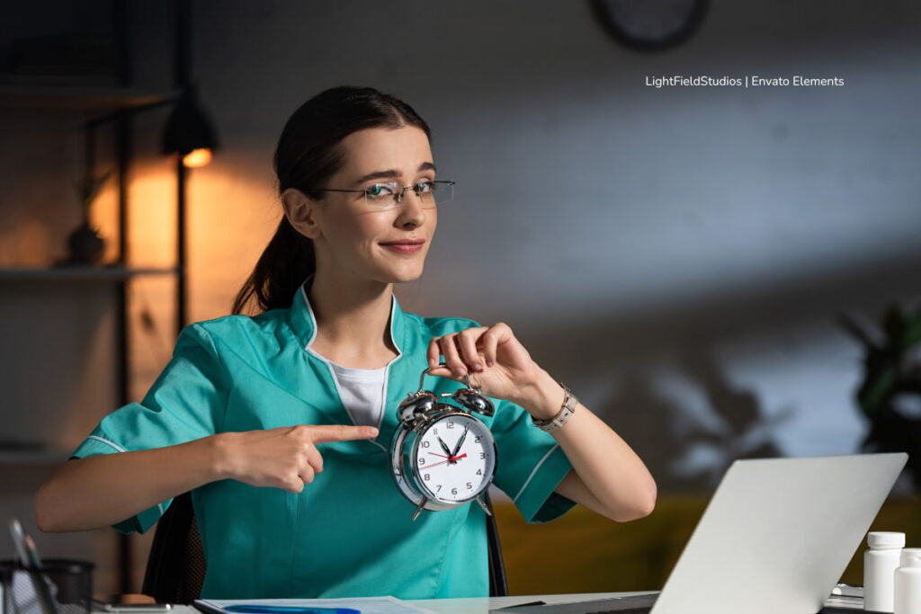 Ojo, así quedaría el recargo nocturno con reforma laboral: haga cuentas 3 reforma laboral, mujer señalando reloj, Más Colombia