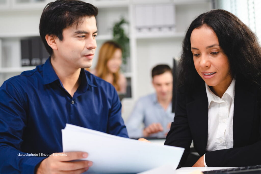 Ojo, así quedaría el recargo nocturno con reforma laboral: haga cuentas 4 reforma laboral, dos personas observando documentos, Más Colombia