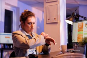 reforma laboral, mujer viendo la hora, Más Colombia