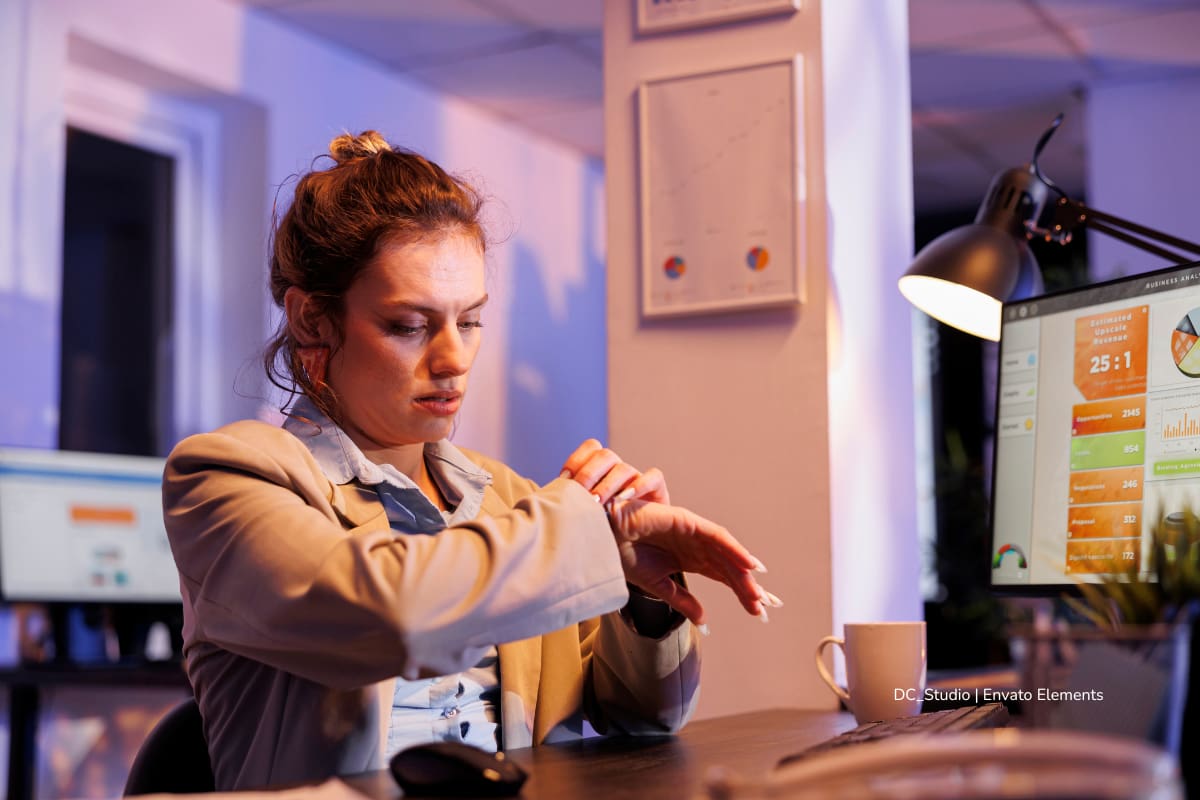 reforma laboral, mujer viendo la hora, Más Colombia