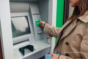 retirar dinero, persona retirando dinero, Más Colombia