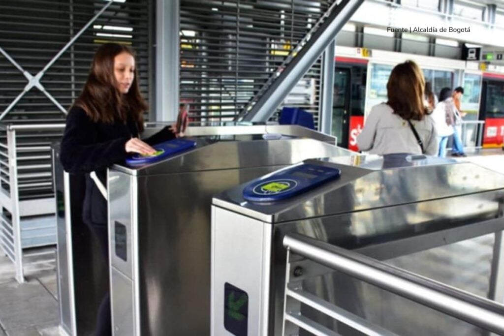 ¿Le pueden quitar el saldo? Las 3 razones por las que su tarjeta TuLlave puede ser desactivada 3 tarjeta TuLlave, pasajera de TransMilenio, Más Colombia