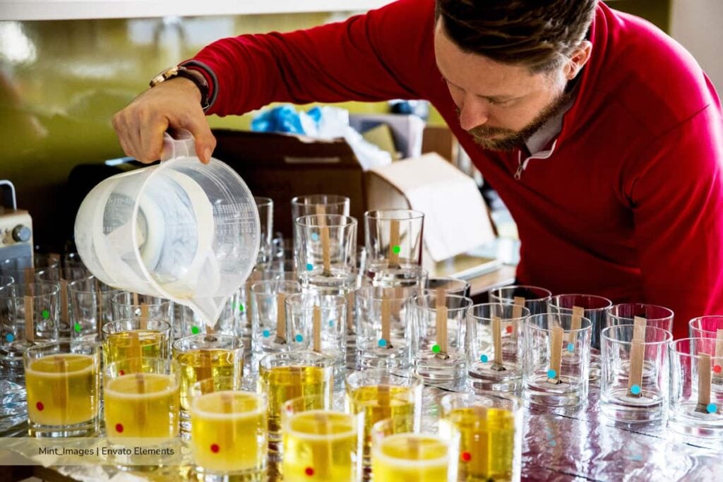 ¿Ya sabe qué hacer este puente festivo? Prográmese porque regresa el Festival de la Cerveza a Bogotá con entrada libre 2 Festival de la Cerveza, hombre sirviendo cerveza, Más Colombia