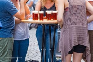 Festival de la Cerveza, personas de pie bebiendo cerveza, Más Colombia