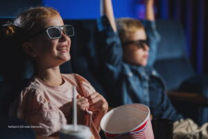 actividades para vacaciones, niños viendo película en cine, Más Colombia