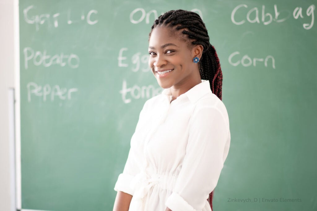 nivelación salarial docente, nivelación salarial docente 2026, nivelación salarial docente 2027, nivelación salarial docente 2028, profesora afrodescendiente, tablero, sonrisa, más colombia