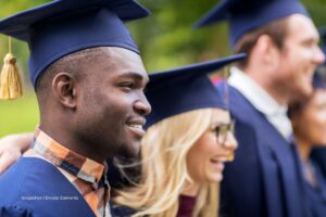becas de posgrado en Brasil, hombre graduándose de posgrado, Más Colombia