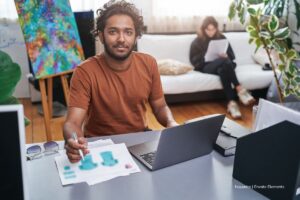 becas virtuales para maestría, OEA, hombre trabajando con transformación Digita, Más Colombia