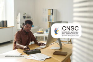 concurso Superintendencias 2024, hombre sentado frente a computador, Más Colombia