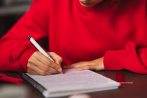 convocatoria con el IDEP, mujer escribiendo un artículo a mano, Más Colombia