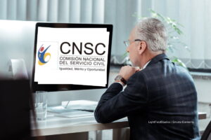 concurso de Superintendencias, hombre verificando resultados, Más Colombia