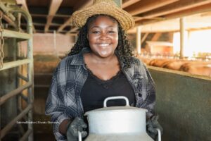 convocatoria para campesinos, mujer campesina con balde de leche, Más Colombia