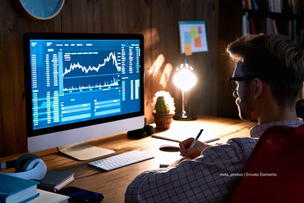 Ojo, hoy vence el plazo para inscribirse al nuevo curso virtual de la CNSC: pasos para participar 4 curso virtual de la CNSC, hombre tomando nota del curso, Más Colombia