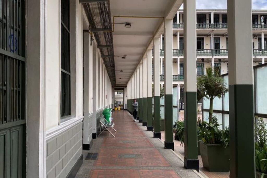 Con decretos salariales docentes, así queda tabla salarial 2025 y bonificación por estatuto, grado y nivel 3 decretos salariales docentes, tabla salarial 2025, pasillo, colegio, más colombia