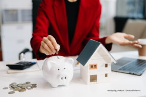 feria de vivienda en Bogotá, subsidio de vivienda, mujer depositando ahorro en alcancía, Más Colombia