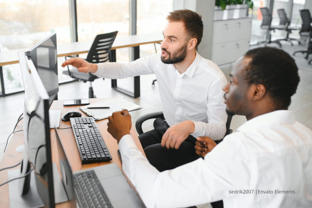 Formarse en TIC, Hombres trabajando en computador
