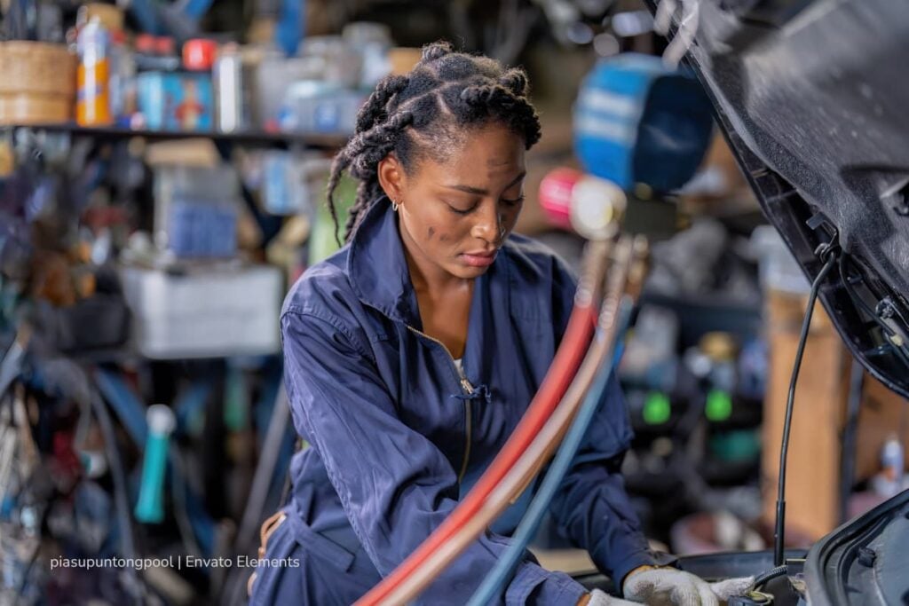 Industria manufacturera en Colombia cae 3,3% en abril de 2025: textiles, papel y maquinaria lideran el retroceso 2 industria manufacturera en Colombia, EMMET, DANE, sectores productivos en Colombia, desempeño industrial, industria colombiana, operaria, automoviles, más colombia