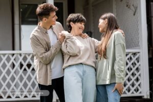 lazos familiares en la adolescencia, madre abrazando a sus hijos, Más Colombia