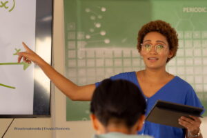nuevo concurso docente de ingreso al magisterio, CNSC, concurso docente de ingreso al magisterio, concurso docente 2025, profesora, pantalla, más colombia