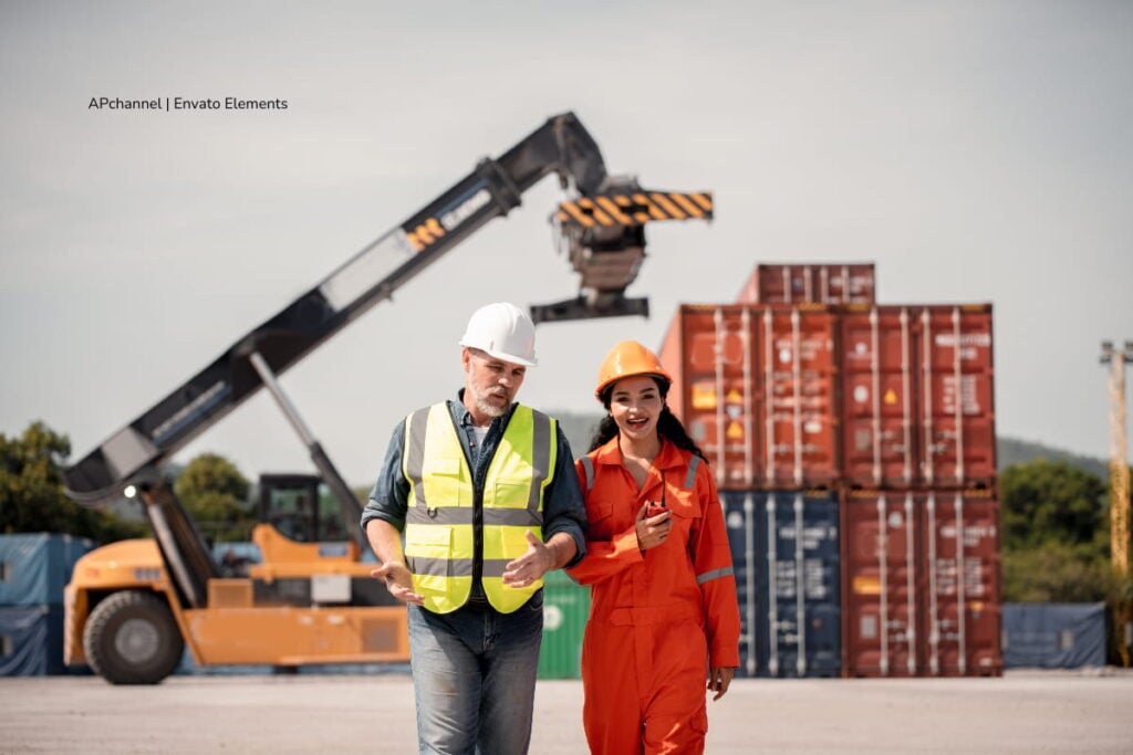 ¿Debe realizar el pago del ICA? Conozca el paso a paso para pagar y que no sea un moroso 3 pago del ICA, personas al lado de un container, Más Colombia