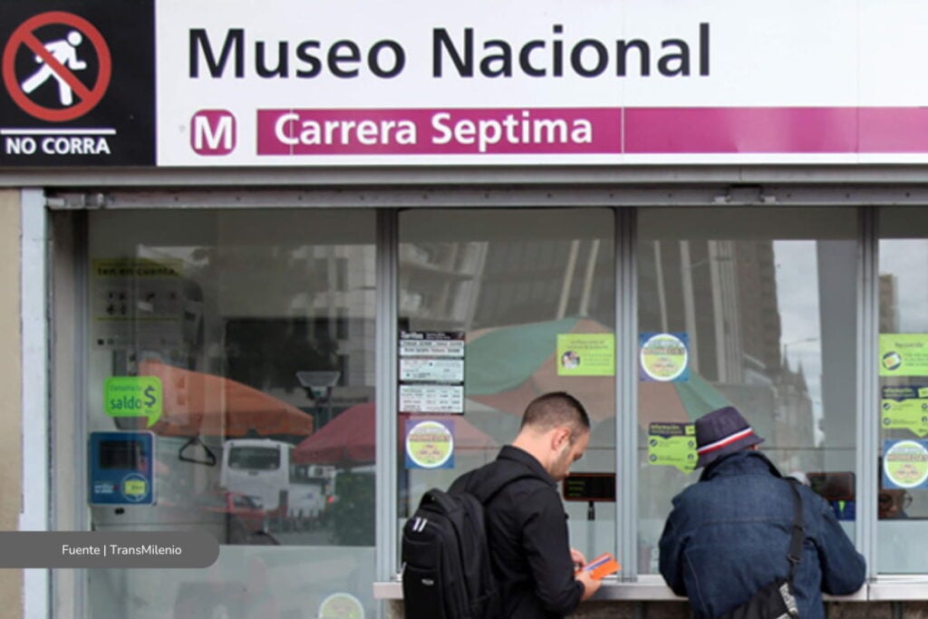 ¿Le corresponden pasajes gratis en TransMilenio? Consulte si es beneficiario y cómo activar el beneficio en su tarjeta 2 pasajes gratis en TransMilenio, estación de TransMilenio, Más Colombia