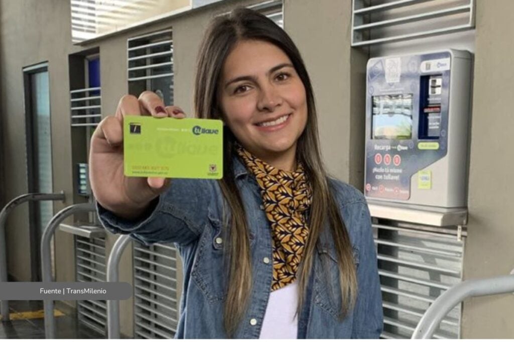 ¿Le corresponden pasajes gratis en TransMilenio? Consulte si es beneficiario y cómo activar el beneficio en su tarjeta 3 pasajes gratis en TransMilenio, mujer con tarjeta TuLlave, Más Colombia