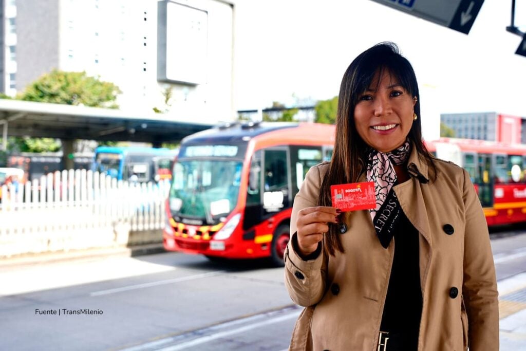 ¿Le corresponden pasajes gratis en TransMilenio? Consulte si es beneficiario y cómo activar el beneficio en su tarjeta 4 pasajes gratis en TransMilenio, mujeren estación de buses, Más Colombia