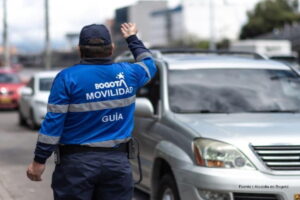 pico y placa regional, agente de tránsito regulando paso vehicular, Más Colombia