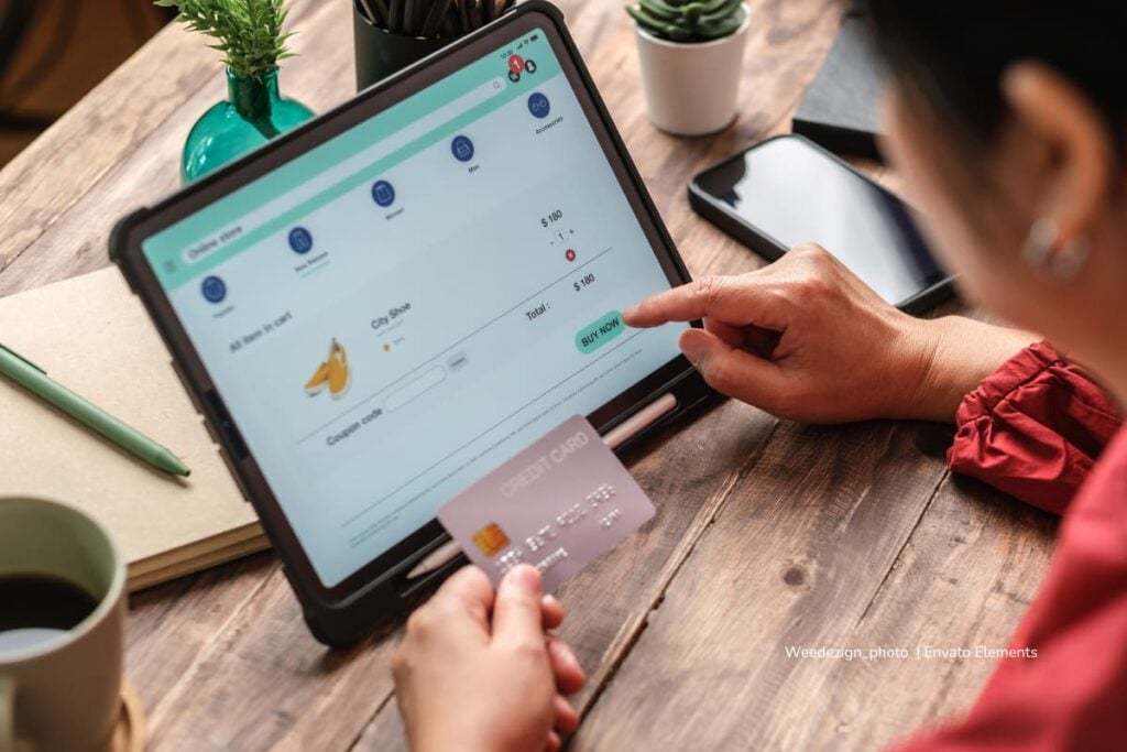 Esto trae Bre-B, la nueva plataforma del Banco de la República para hacer transacciones en tiempo real 2 plataforma del Banco de la República, Bre-B, persona haciendo compra en línea con tarjeta, Más Colombia