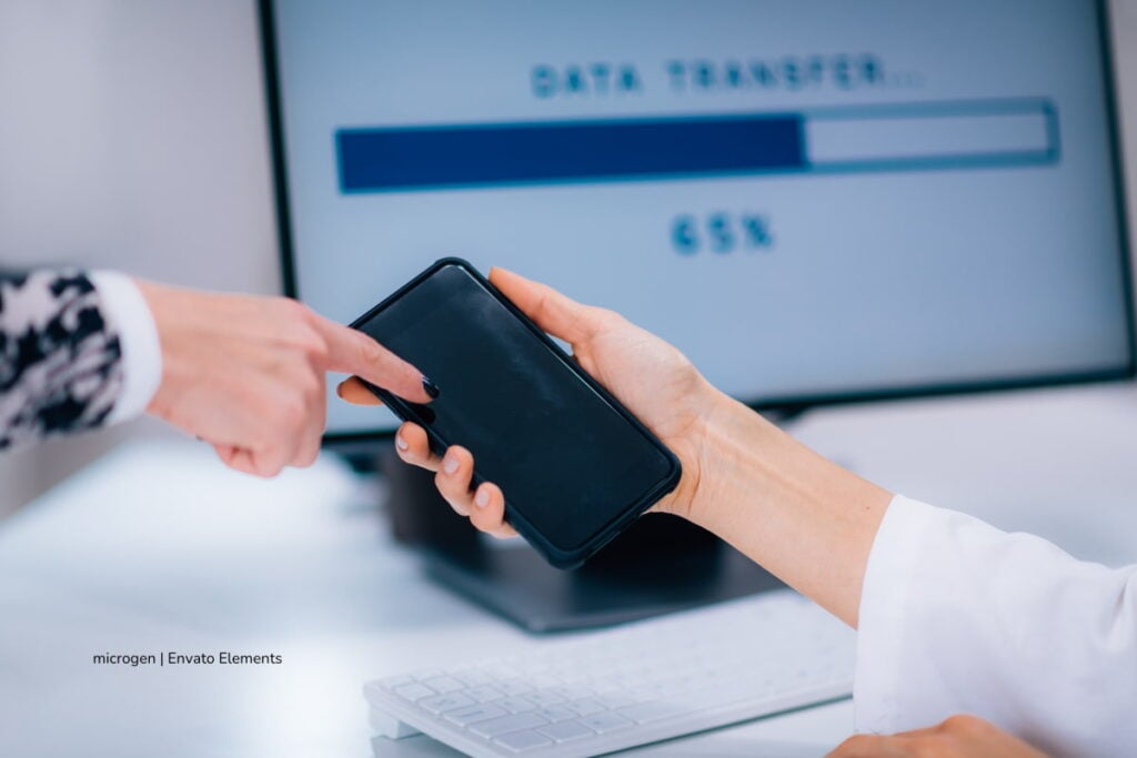 Esto trae Bre-B, la nueva plataforma del Banco de la República para hacer transacciones en tiempo real 3 plataforma del Banco de la República, Bre-B, persona sosteniendo su celular y otra indicándole algo, Más Colombia