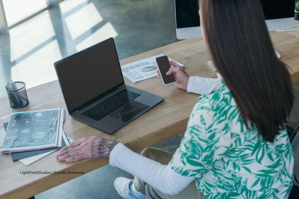 Esto trae Bre-B, la nueva plataforma del Banco de la República para hacer transacciones en tiempo real 4 plataforma del Banco de la República, Bre-B, persona frente a computador, Más Colombia