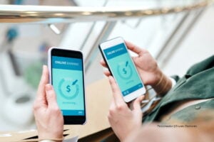 plataforma del Banco de la República, Bre-B,dos personas sujetando celular, Más Colombia
