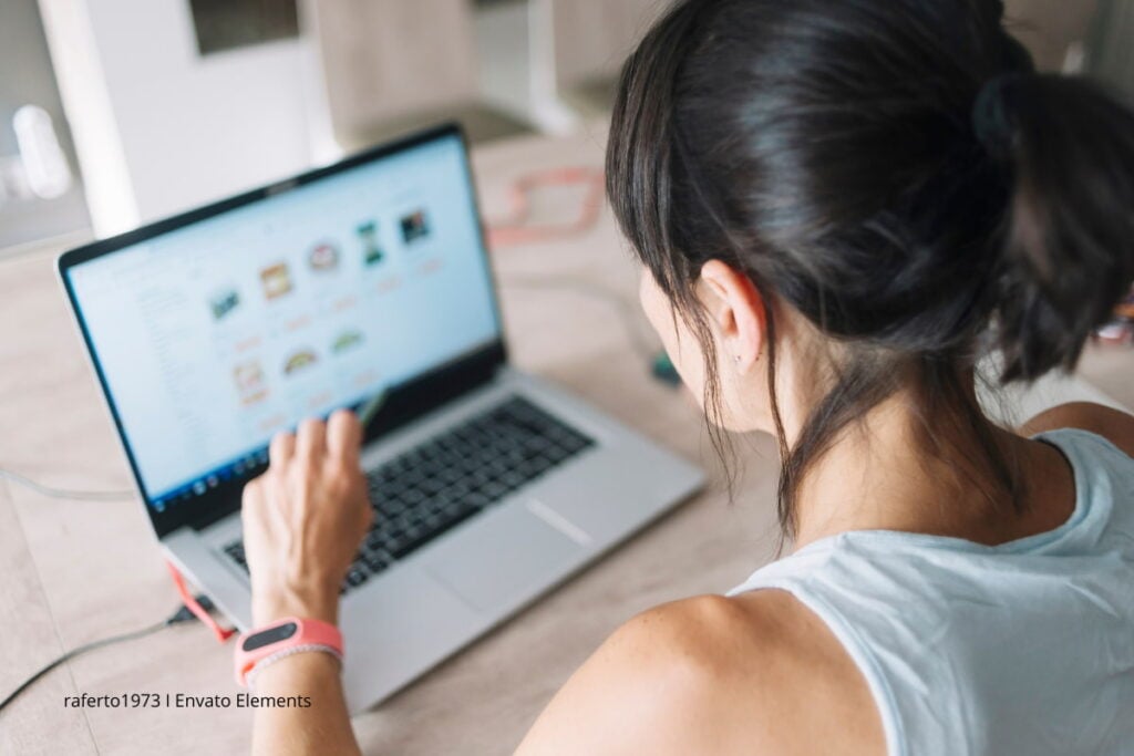 Préstamos para reportados en Colombia: ¿qué son y cómo funcionan? 2 Préstamos para reportados, Mujer compra por internet, Más Colombia