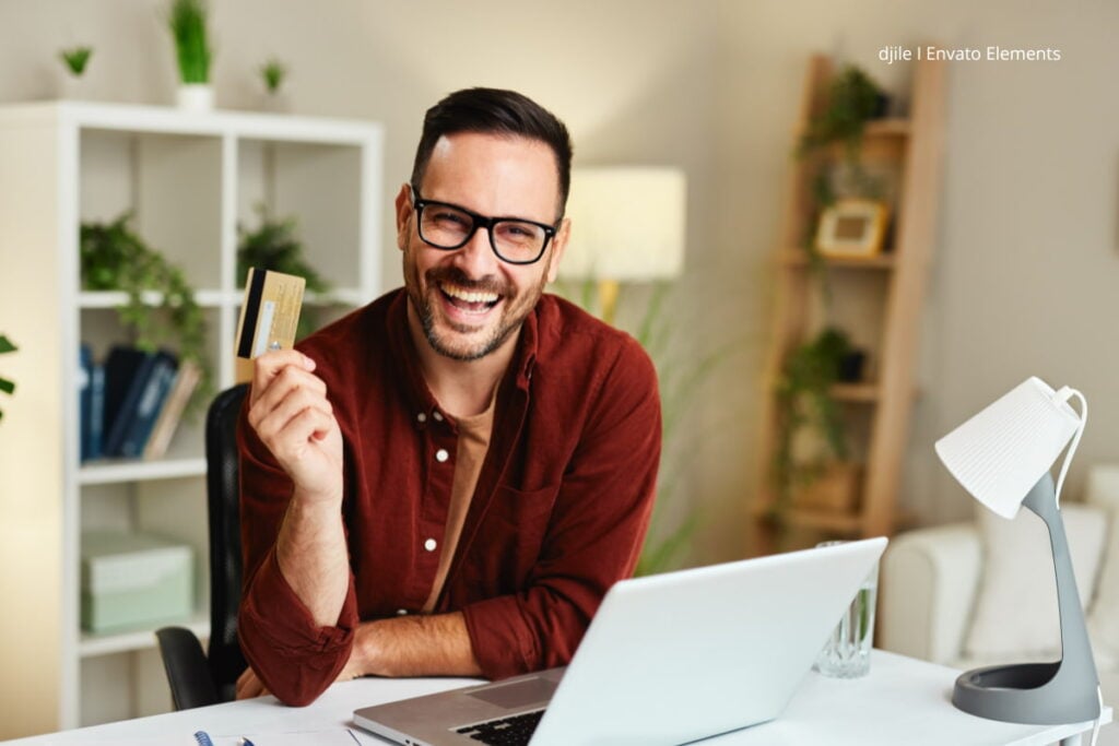 Préstamos para reportados en Colombia: ¿qué son y cómo funcionan? 4 Préstamos para reportados, Hombre compra por internet, Más Colombia