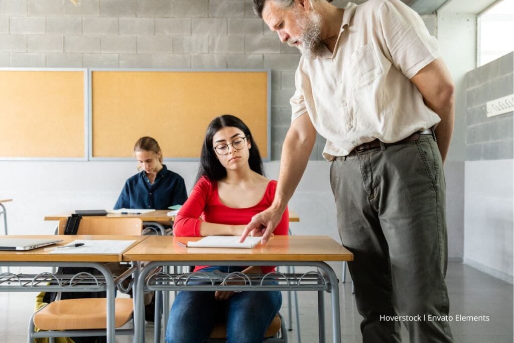 prima de servicios docentes 2025, Profesor les enseña a jóvenes, Prima de mitad de año, Más Colombia