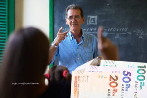 salario docente 2025, decretos salariales, primas, horas extras, decreto 0596 de 2023, docente enseñando en clase, Más Colombia