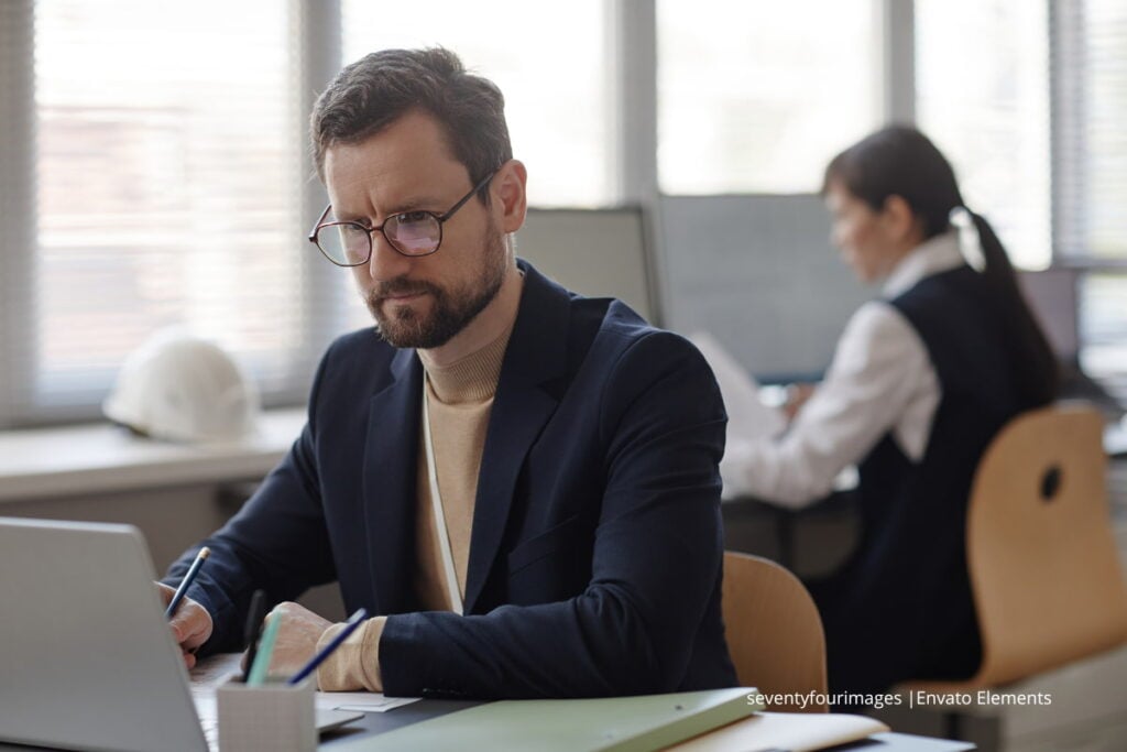 Consulte la tabla salarial 2025, primas, bonificaciones y beneficios para empleados públicos, según Decreto 0611 2 Tabla salarial 2025, Empleado público trabajando
