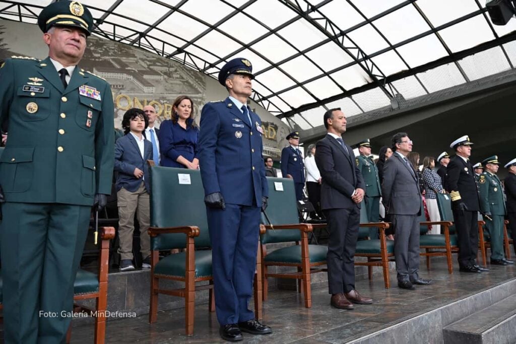 Consulte la tabla salarial de las Fuerzas Militares y la Policía Nacional 2025, según decreto 4 tabla salarial de las fuerzas militares y la policía nacional 2025, salario policia colombia 2025, salario fuerzas militares 2025, salario policia colombia, salario fuerzas militares colombia, Decreto 0616 de 2025, sillas, ceremonia, más colombia