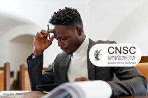 concurso Antioquia 3, resultados de Verificación de Requisitos Mínimos, Hombre consultando detalladamente sus resultados de Verificación de Requisitos Mínimos, Más Colombia
