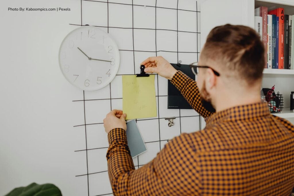 Concurso DIAN 2667: lo que debe saber para tener éxito en las pruebas escritas 2 concurso DIAN 2667, pruebas escritas de la CNSC, Hombre programando sus pruebas escritas del concurso DIAN 2667, Más Colombia