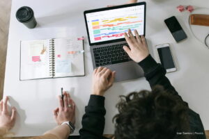 ofertas laborales, trabajo en Bogotá, Jóvenes buscando trabajo en Bogotá en el área de tecnología, Más Colombia