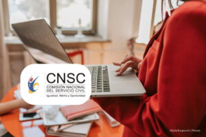 Escuela Virtual de la CNSC, curso virtual de la CNSC, Mujer apuntándose a un curso virtual de la CNSC, Más Colombia