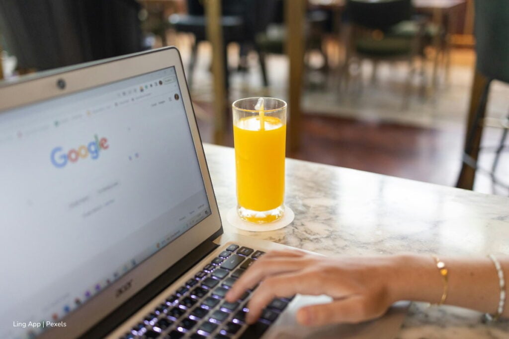 Pilas, ¿ya consultó su citación a la prueba escrita del concurso Contralorías Territoriales de la CNSC? Pasos para saber dónde fue citado 2 concurso Contralorías territoriales, Mujer buscando citación para pruebas escritas, Más Colombia