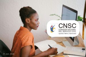 concurso Ministerio del Trabajo, guía de orientación de pruebas escritas, Mujer consultando la guía de orientación de pruebas escritas, Más Colombia