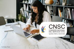 concurso CNSC 5, resultados de VRM de la CNSC, Mujer consultando resultados de VRM de la CNSC, Más Colombia