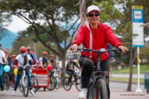 cierre de la Ciclovía en Bogotá, cierres viales en Bogotá, Día de la Independencia, Mujer participando de Ciclovía en Bogotá, Más Colombia