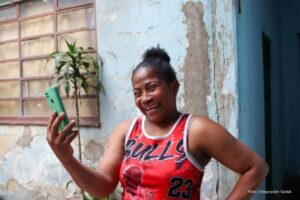 pagos de Ingreso Mínimo Garantizado, Mujer recibiendo pago de Ingreso Mínimo, Más Colombia