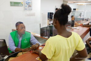 Renta Ciudadana y Devolución del IVA, Mujer recibiendo pago de Renta Ciudadana, Más Colombia