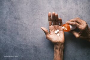 artritis reumatoide, enfermedades en Colombia, Mujer tomando medicamentos para aliviar la artritis reumatoide, Más Colombia