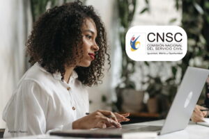 concurso Ministerio del Trabajo, pruebas escritas, Mujer verificando fecha para examen del concurso Ministerio del Trabajo, Más Colombia